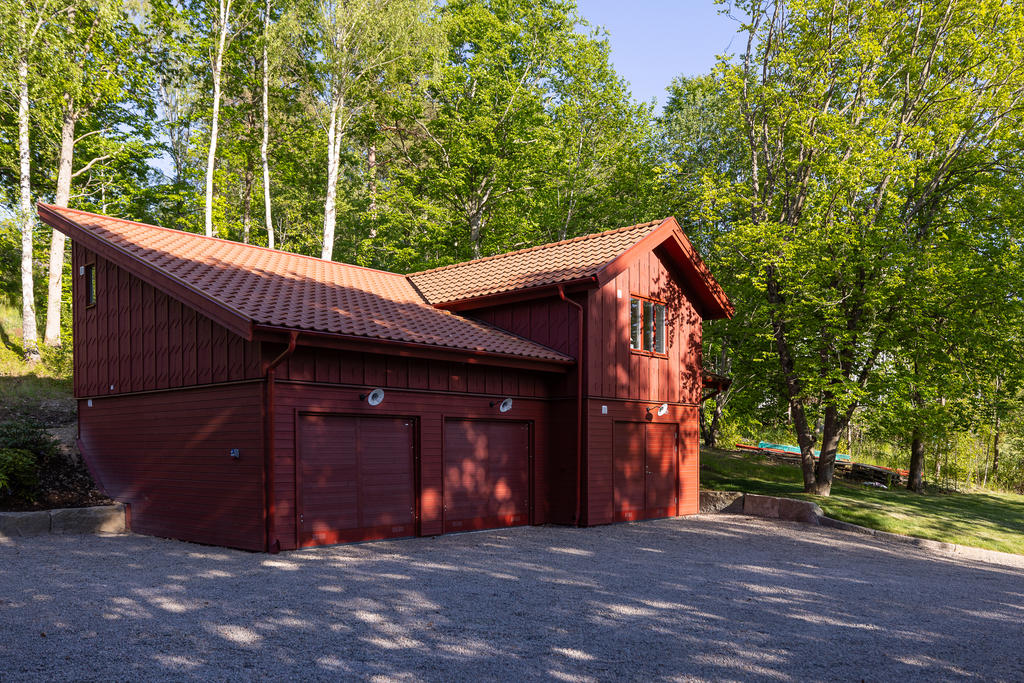 Påkostat 3-bilsgarage med gästlägenhet ovanpå.
