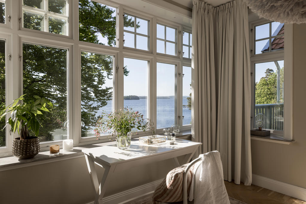 Vackra fönsterpartier runt om i huset som ger ett härligt ljusinsläpp.