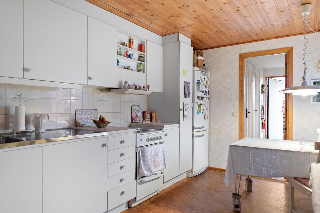Här syns även ingången från baksidan, med gott om plats för förvaring och ingång till två separata rum, ett duschrum och en toalett.