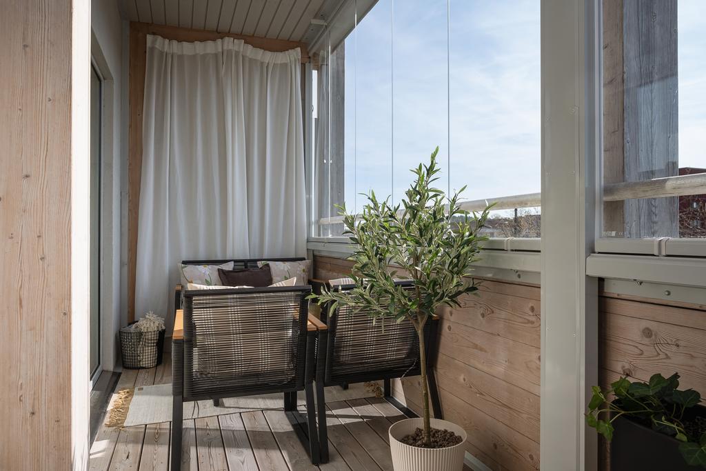 Balkongen nås både från vardagsrummet och det stora sovrummet