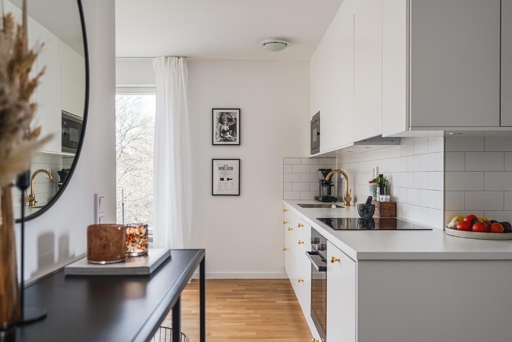 Fina mässingdetaljer i köket