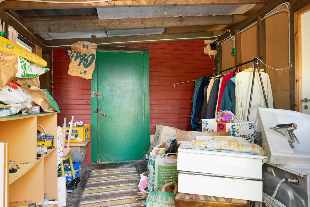 Entré från husets gavel in till boningshuset