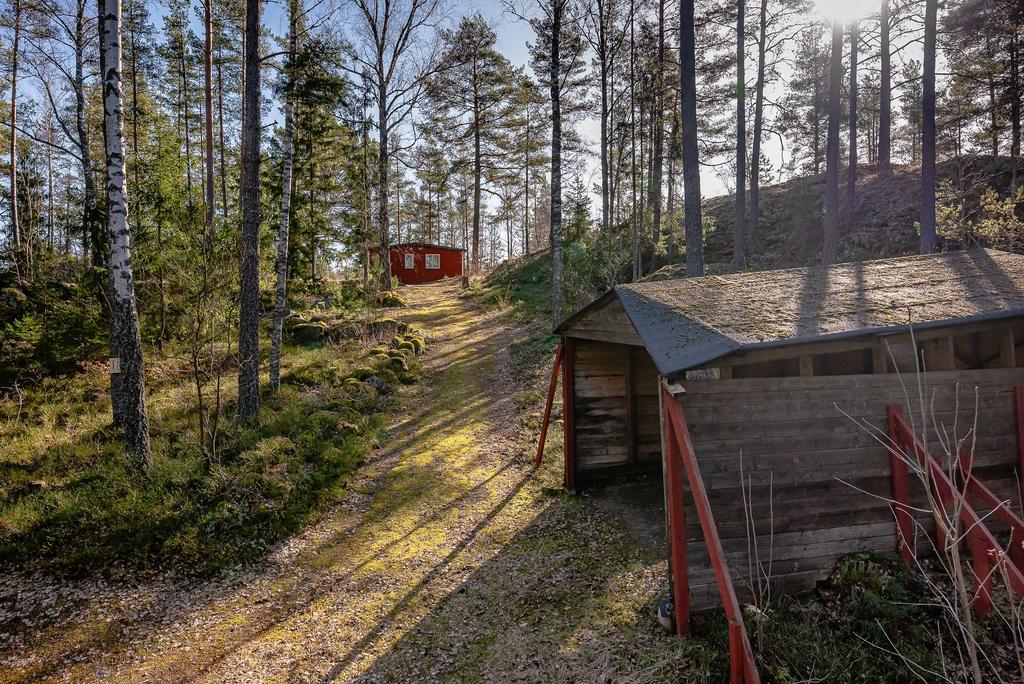 Vid vägs ände med ogenerat läge, carport i behov av renovering
