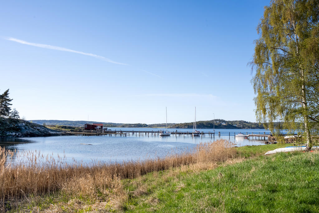Mjösunds småbåtshamn och seglarklubb med badplats. 