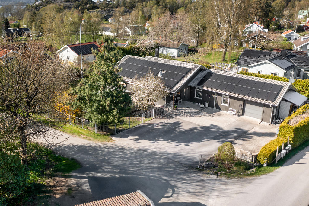 Stor asfalterad och stenlagd uppfart med plats för båt och 6 bilar.