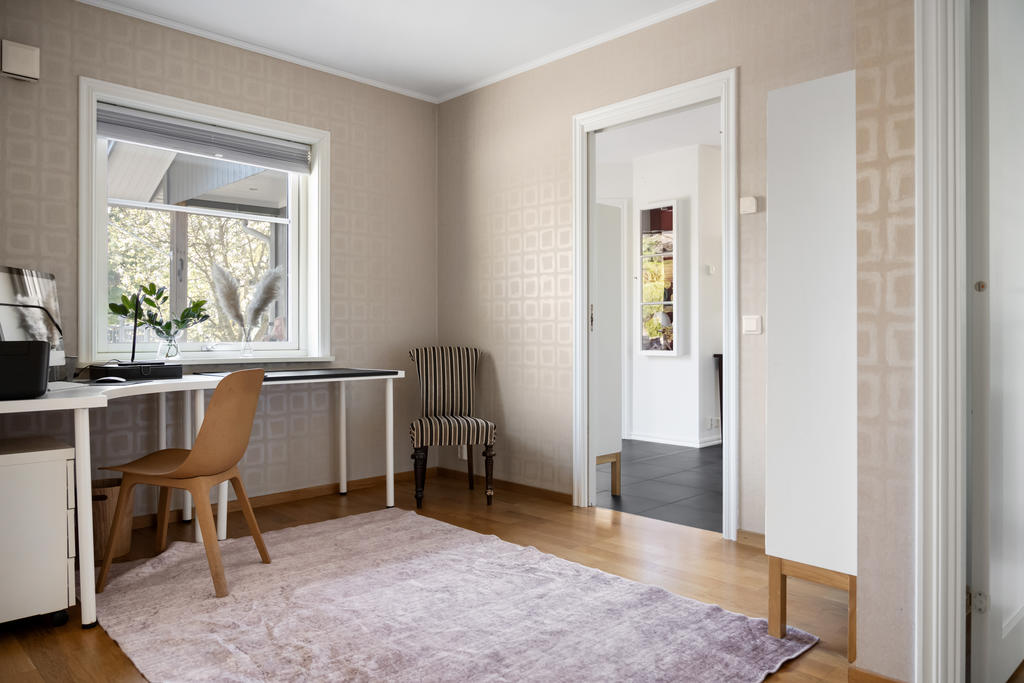 Allrum med plats för hemmakontor eller soffa.
