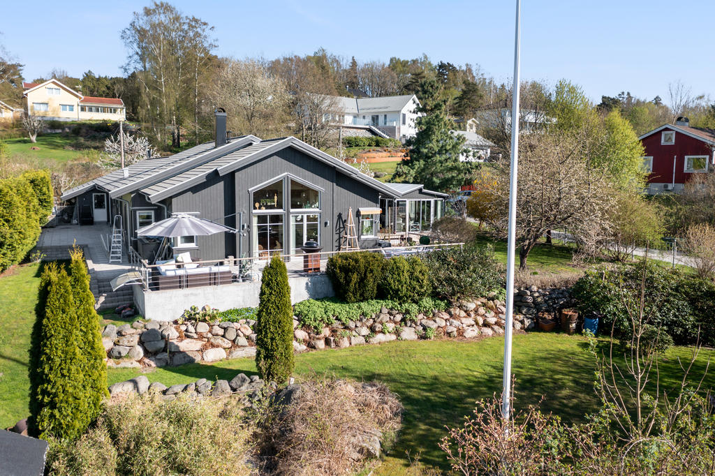 Underbar trädgård med egen flaggstång.