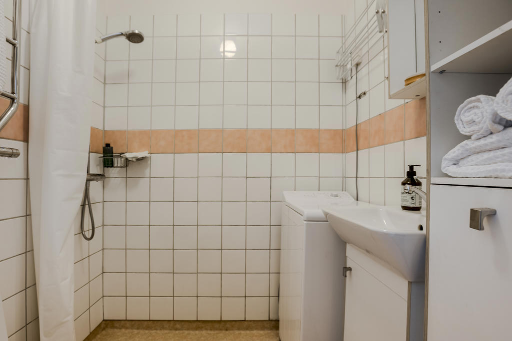 Badrum med tvättmaskin