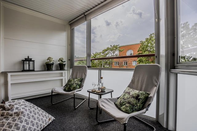 Stor, inglasad balkong
