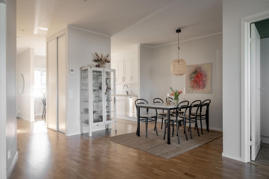 Vardagsrum med plats för matsalsgrupp
