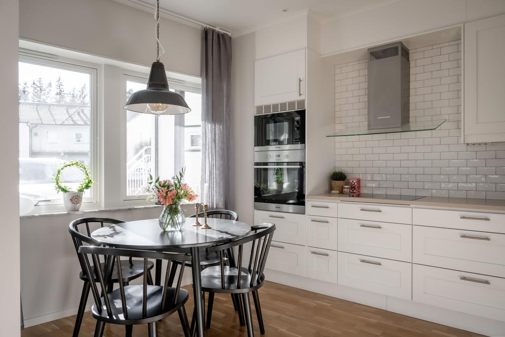 Kök med plats för matgrupp