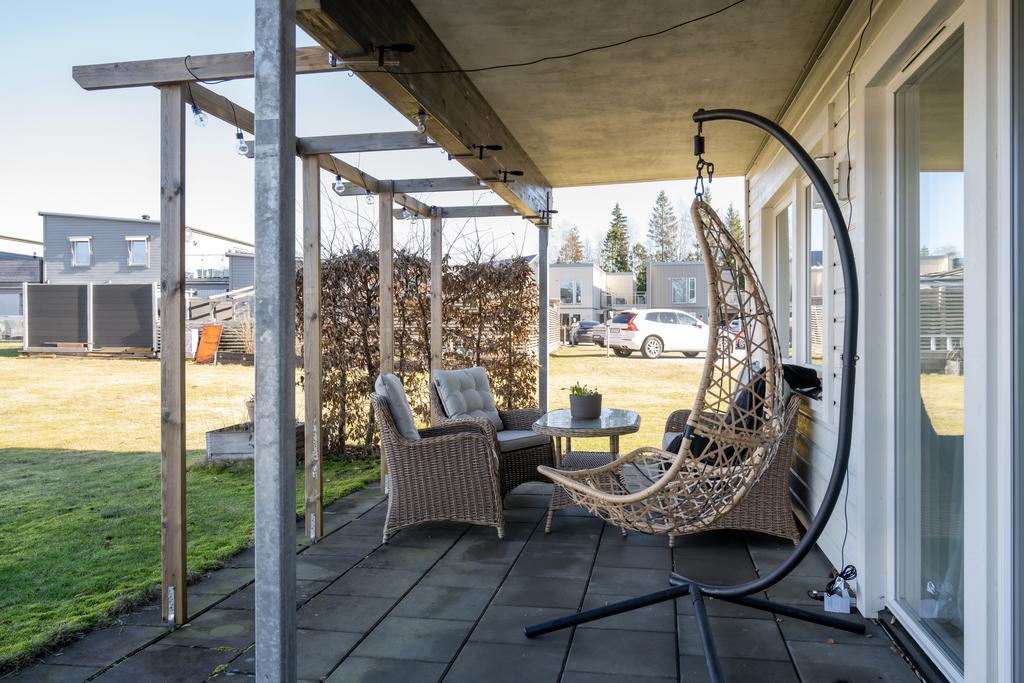 Uteplats med plats för både lounge- och matgrupp