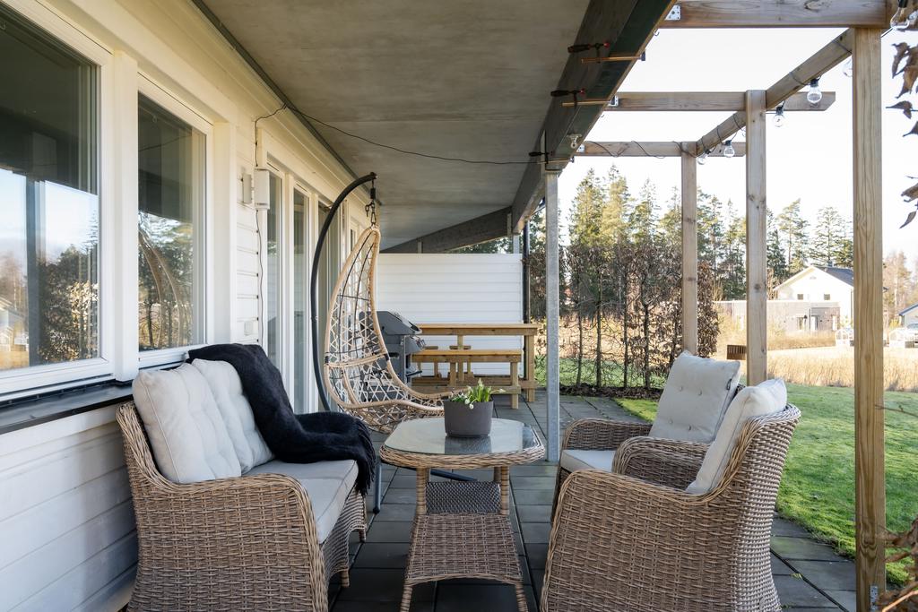Uteplats med plats för både lounge- och matgrupp