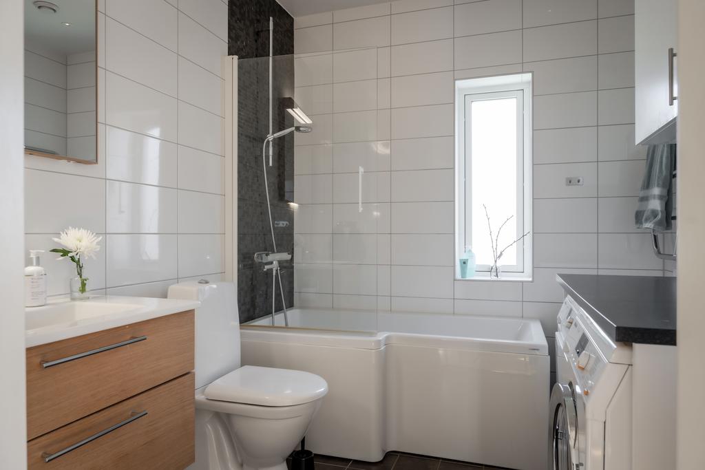 Kombinerat bad- och tvättrum med badkar/dusch tvättmaskin och torkrumlare