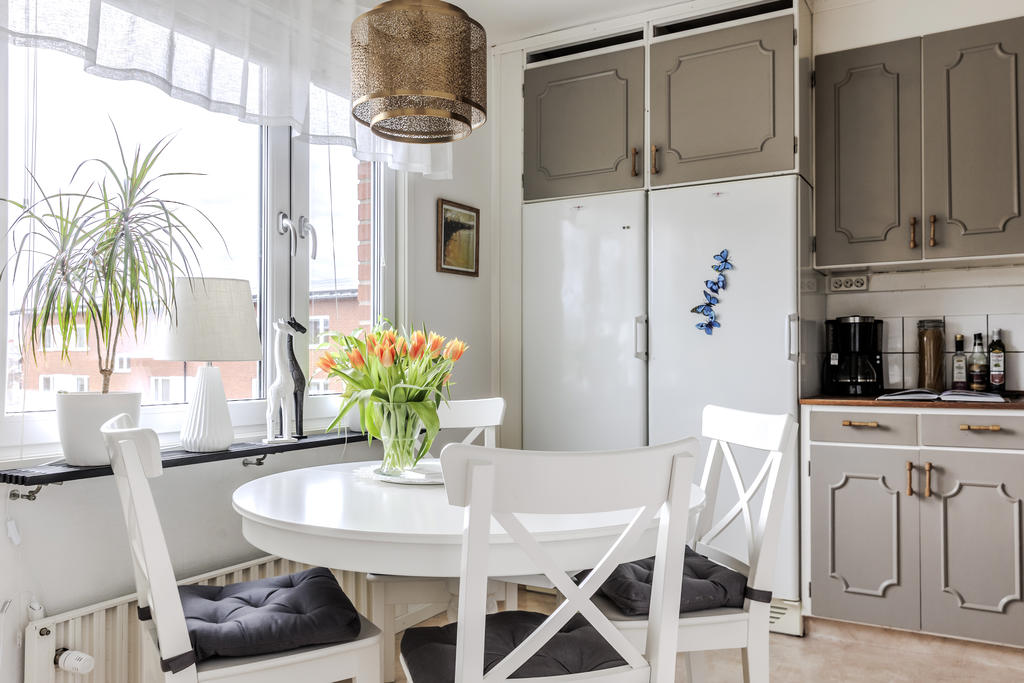 Kök med plats för matbord