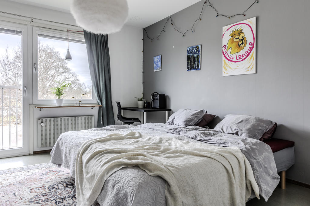 Ombonat sovrum med fransk balkong
