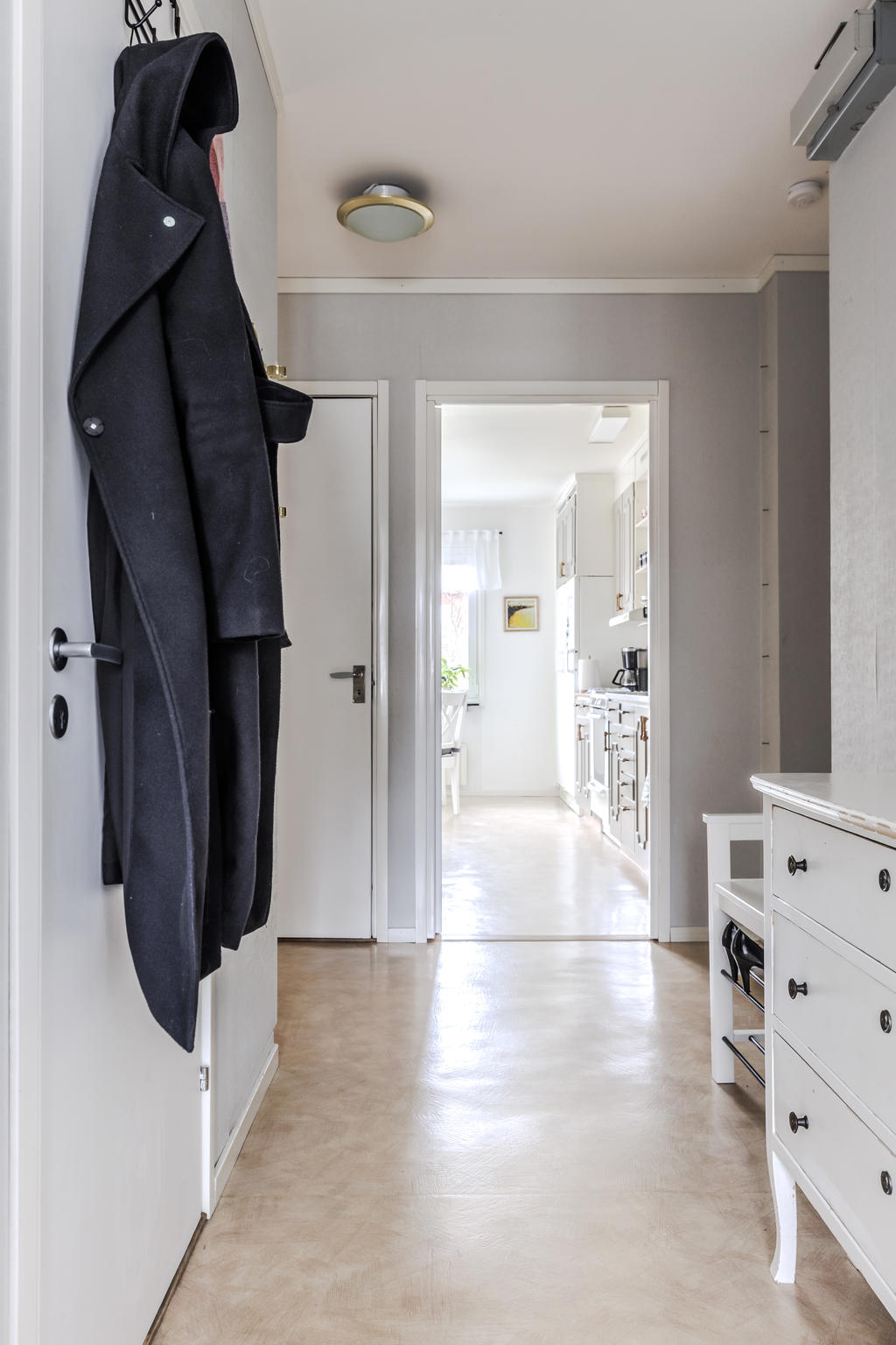 Rymlig hall med klädkammare
