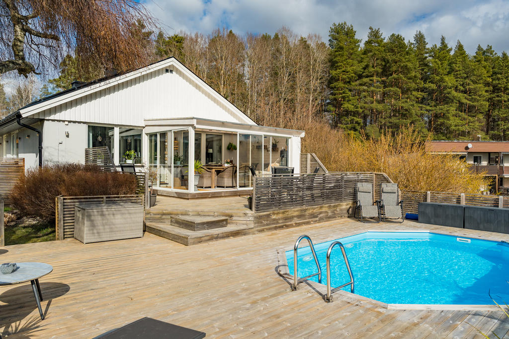 Pool med stort trädäck