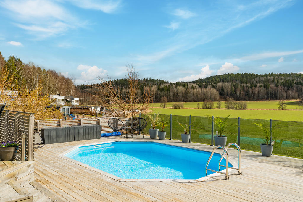Pool med stort trädäck