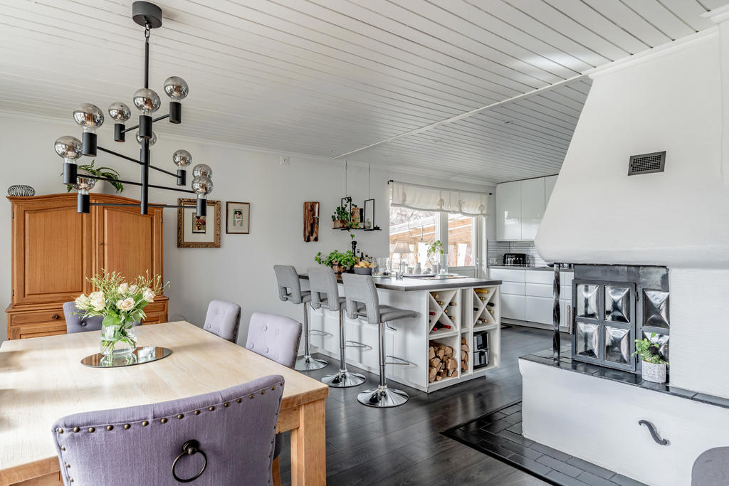 Öppen planlösning mellan kök och vardagsrum