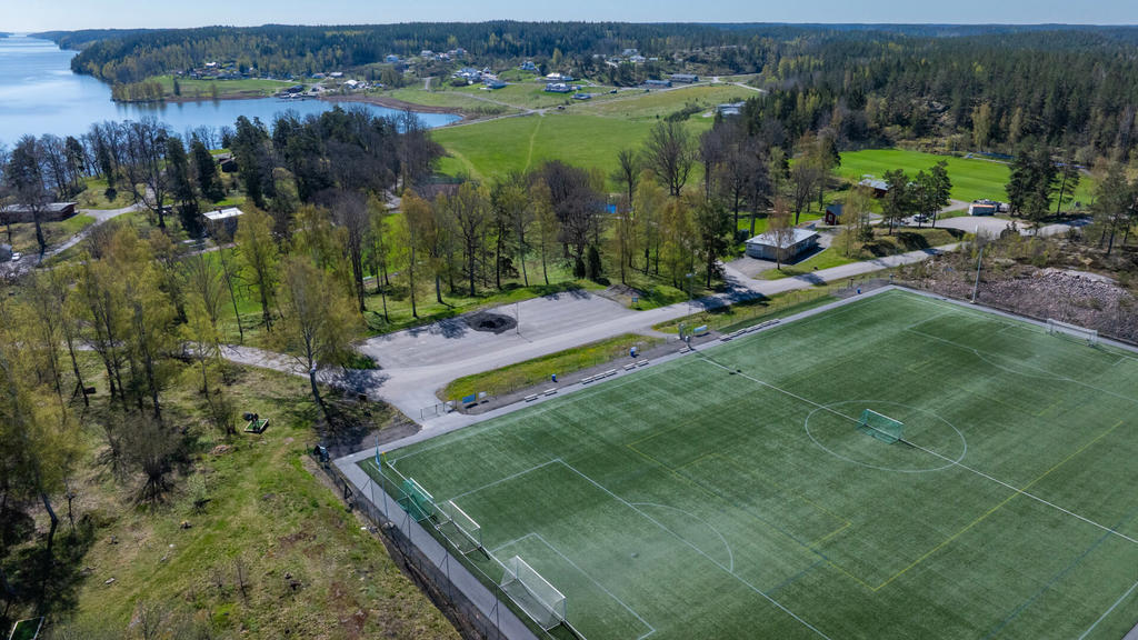 Här finns även badstrand med brygga