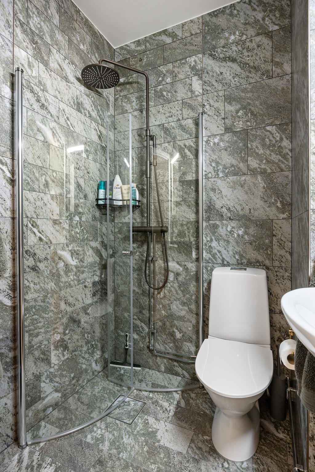 Smakfull och påkostad dusch, exklusiva materialval 