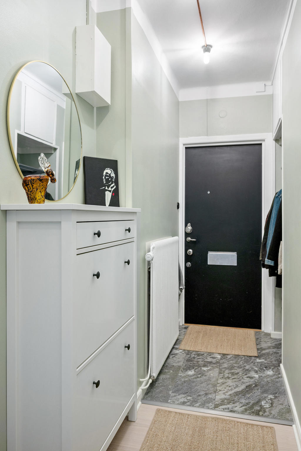 Välkomnande hall. Högt i tak och bra avhängningsmöjliget för ytterkläder samt förvaring