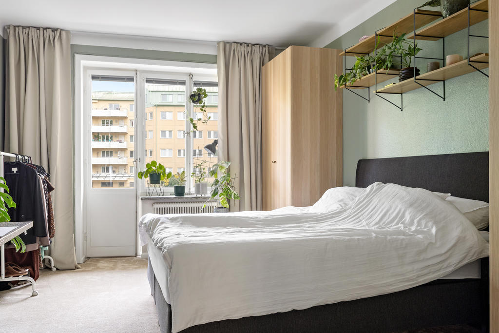 Rymligt sovrum med bra förvaring samt utgång till stor balkong mot gårdssidan