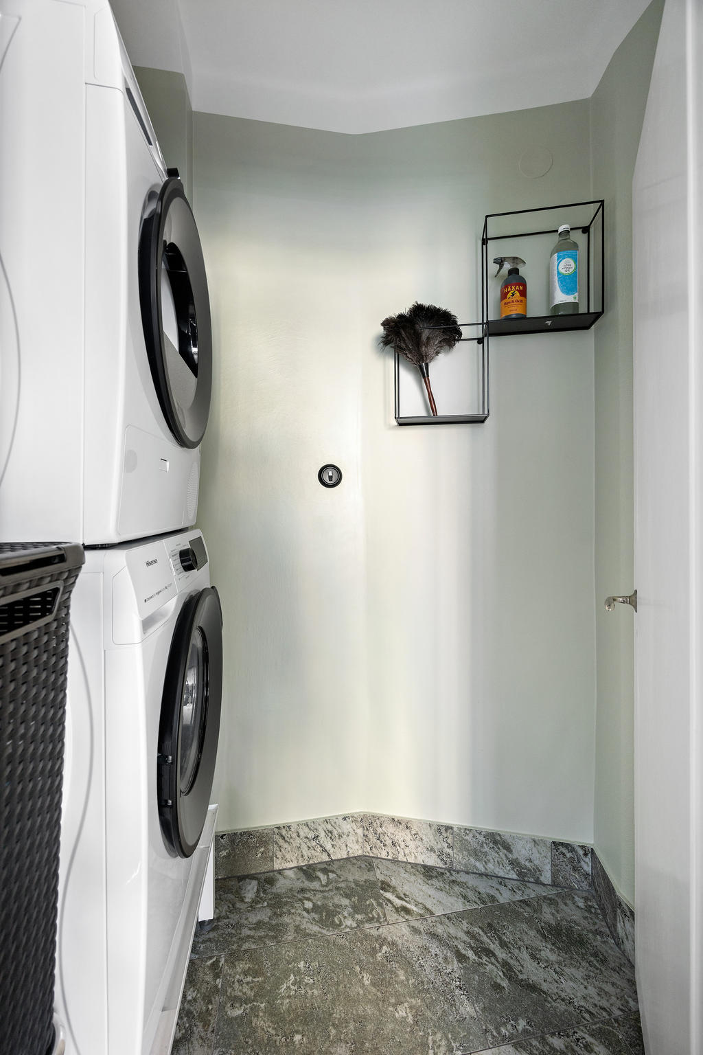 Egen "tvättstuga" med tvättpelare intill köket