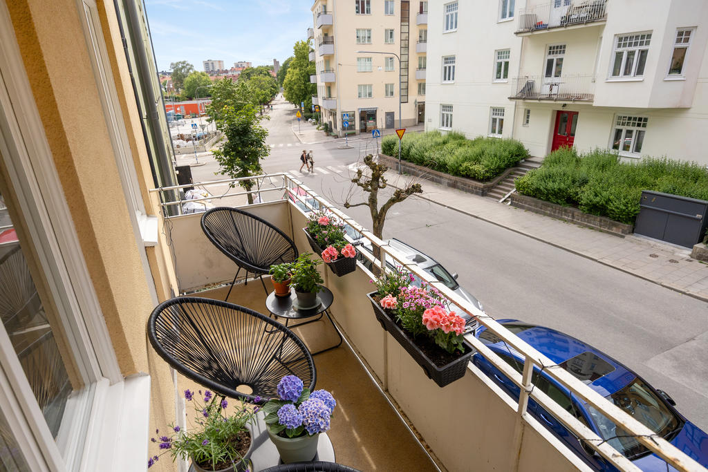 2 balkonger varav en ut mot Idrottsgatan och vackra sekelskiftesfastigheter