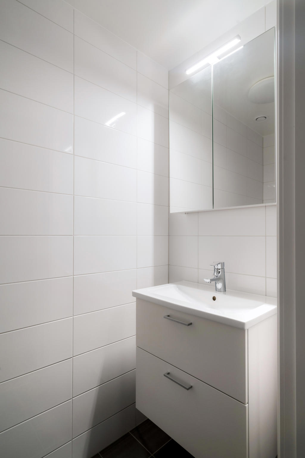 Gästtoalett nås direkt från hallen 