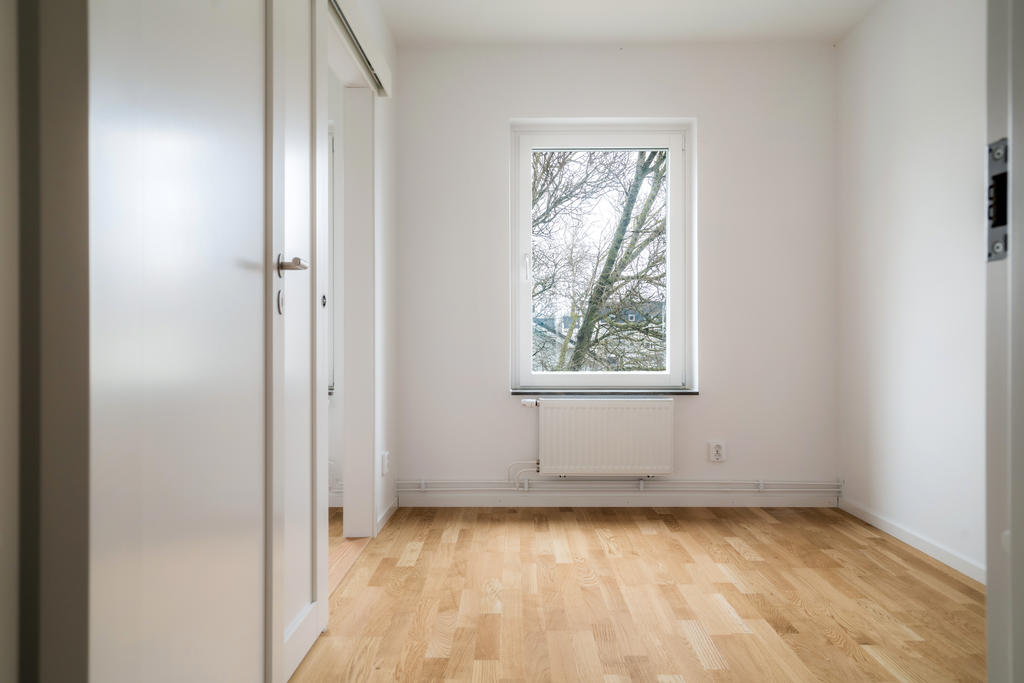 Sovrum 1 med skjutdörr in till separat walk-in closet