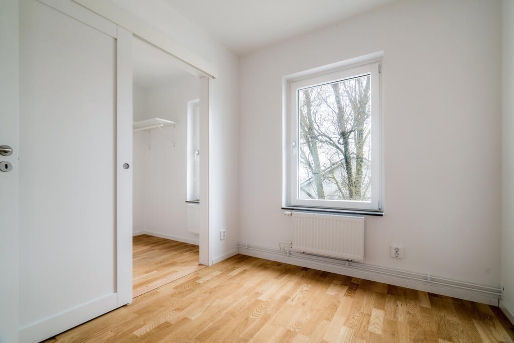 Sovrum 1 med skjutdörr in till separat walk-in closet