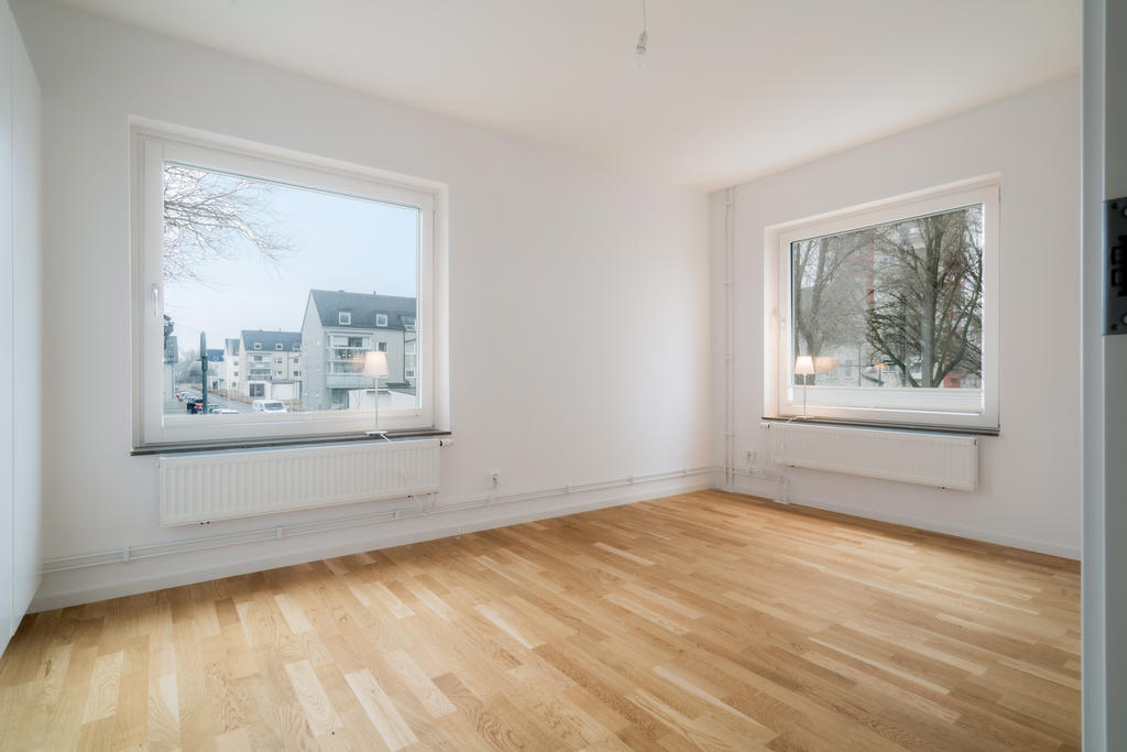 Sovrum 2 med ljusinsläpp från två väderstreck