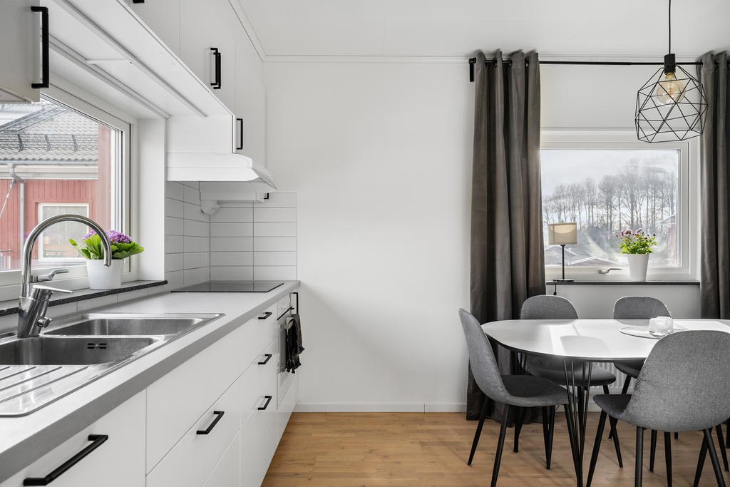 Stilrent kök  med vit design och moderna bekvämligheter