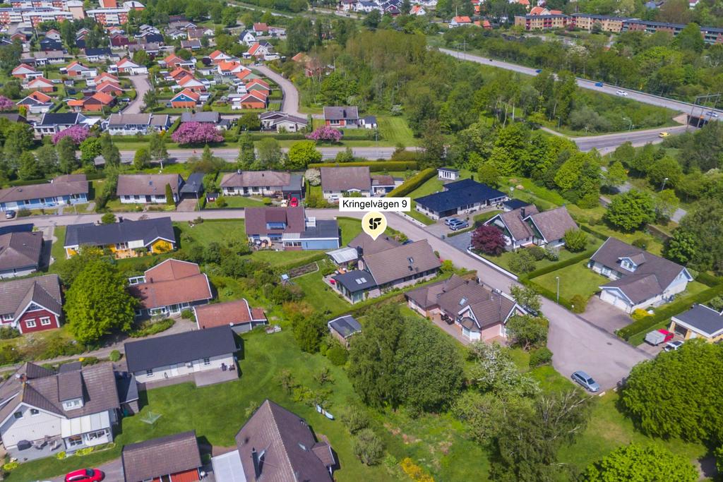 Flygvy. Idag har huset installerade solceller på takets södersida
