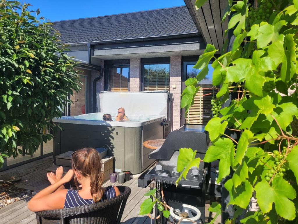 Säljarens sommarbild på altanen och spa-badet!