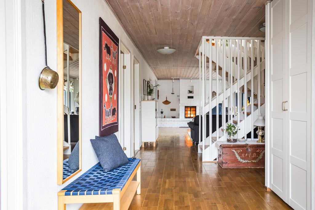 Entréhall mot vardagsrummet