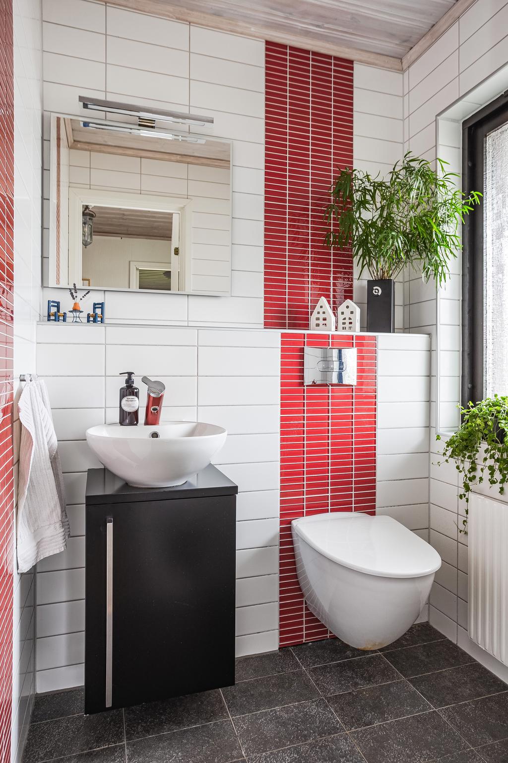 Helkaklad wc intill entrén