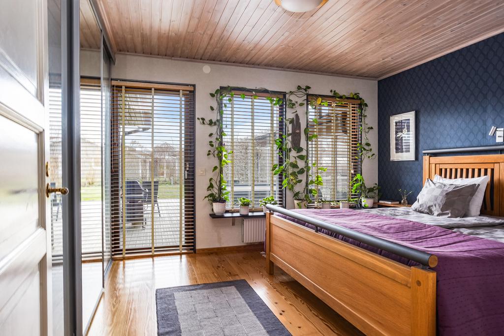 Sovrum med utgång till solterrassen