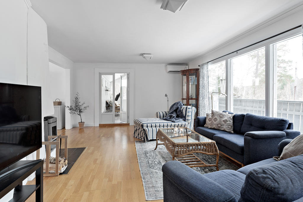 Uterummet nås via dubbeldörrar från vardagsrummet