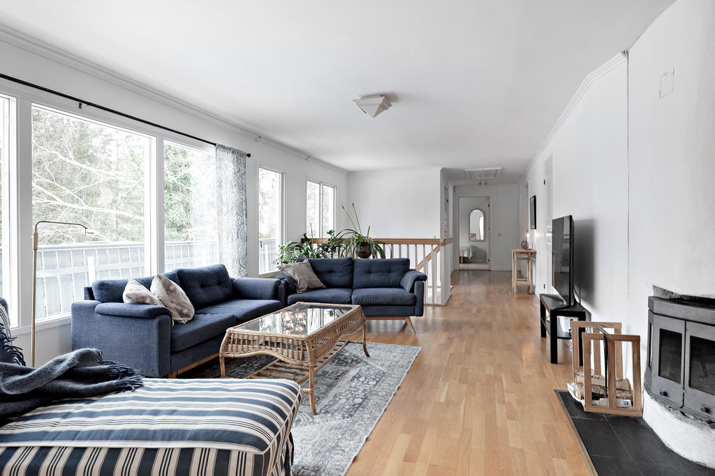 Vardagsrum med braskamin