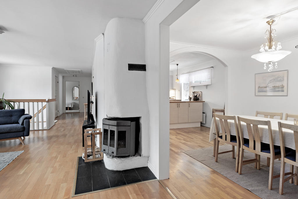 Öppen planlösning mellan matplats och vardagsrum