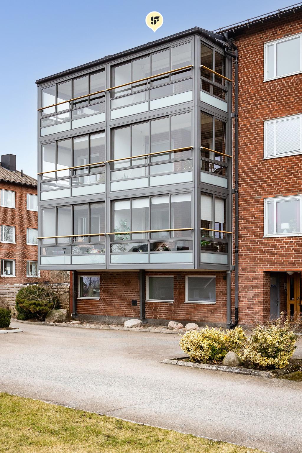 Foto på utsidan av lägenhetshuset 