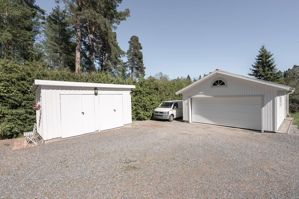 Dubbelgarage och förråd