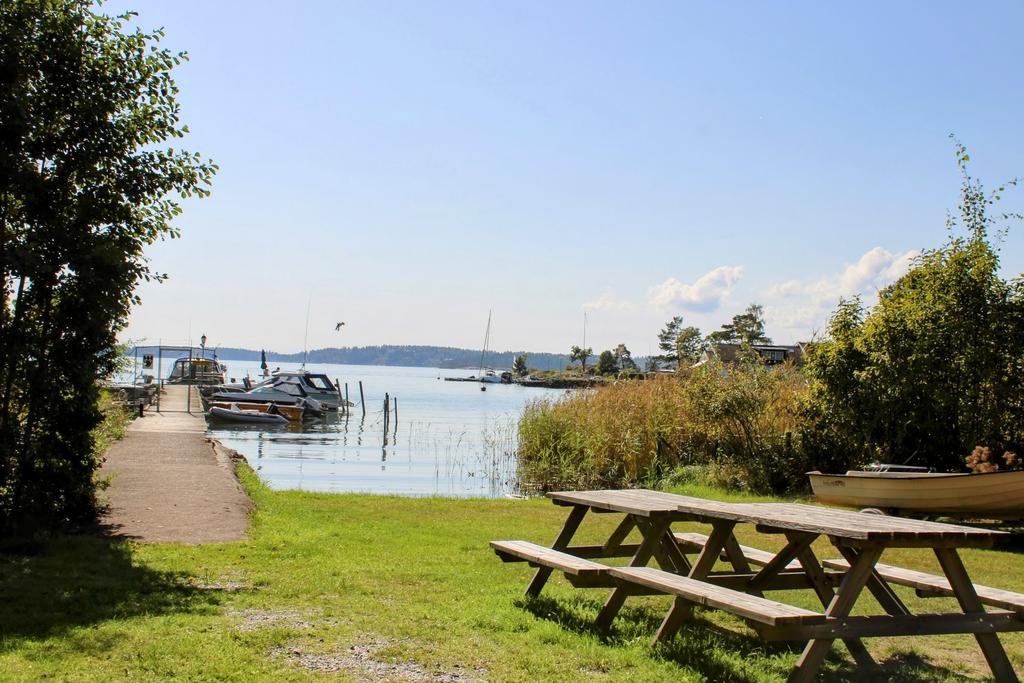 Badplats med brygga en kort promenad från huset