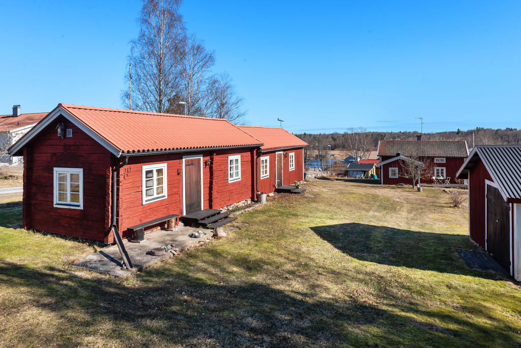 Välbevarad torpardröm med sjöglimt och gästhus i natursköna Älmsta