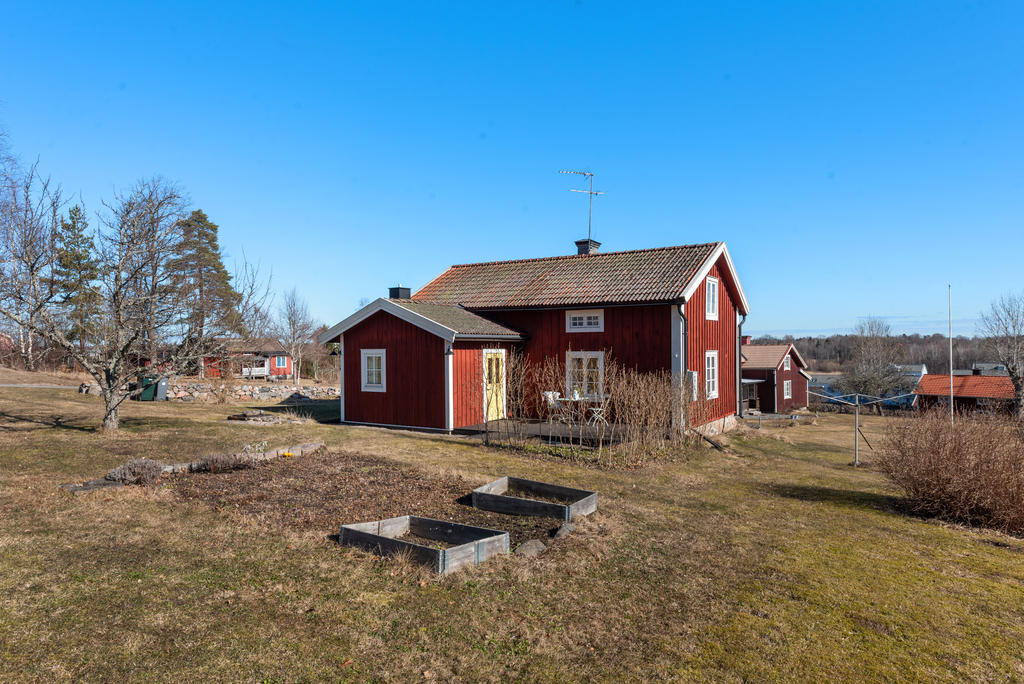 Välbevarad torpardröm med sjöglimt och gästhus i natursköna Älmsta