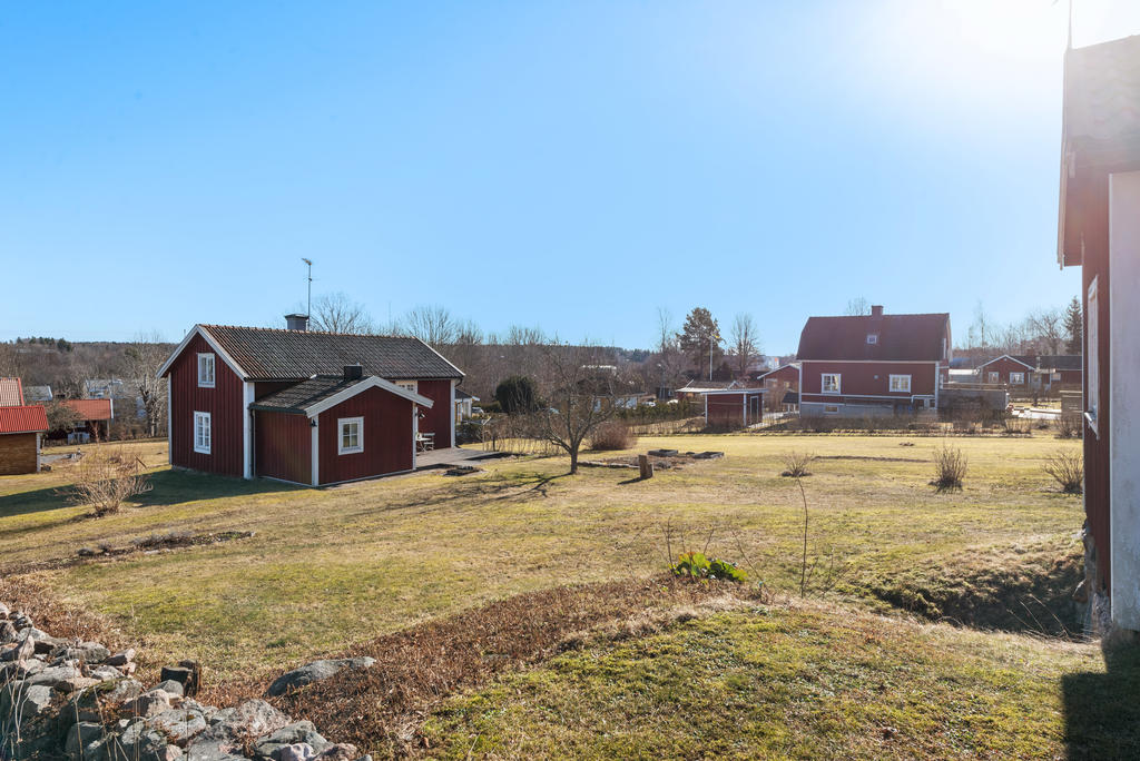 Välbevarad torpardröm med sjöglimt och gästhus i natursköna Älmsta
