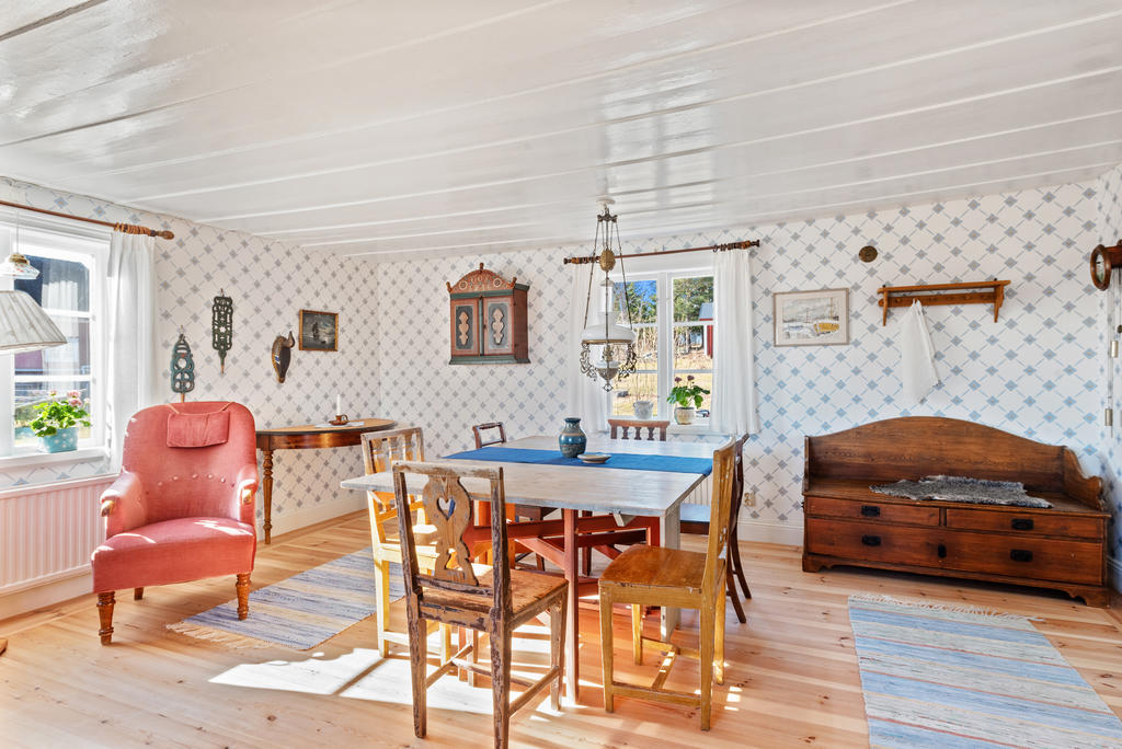 Underbart kök med vedspis, modern spis, diskbänk och bra arbetsytor med skåp ovanför. 